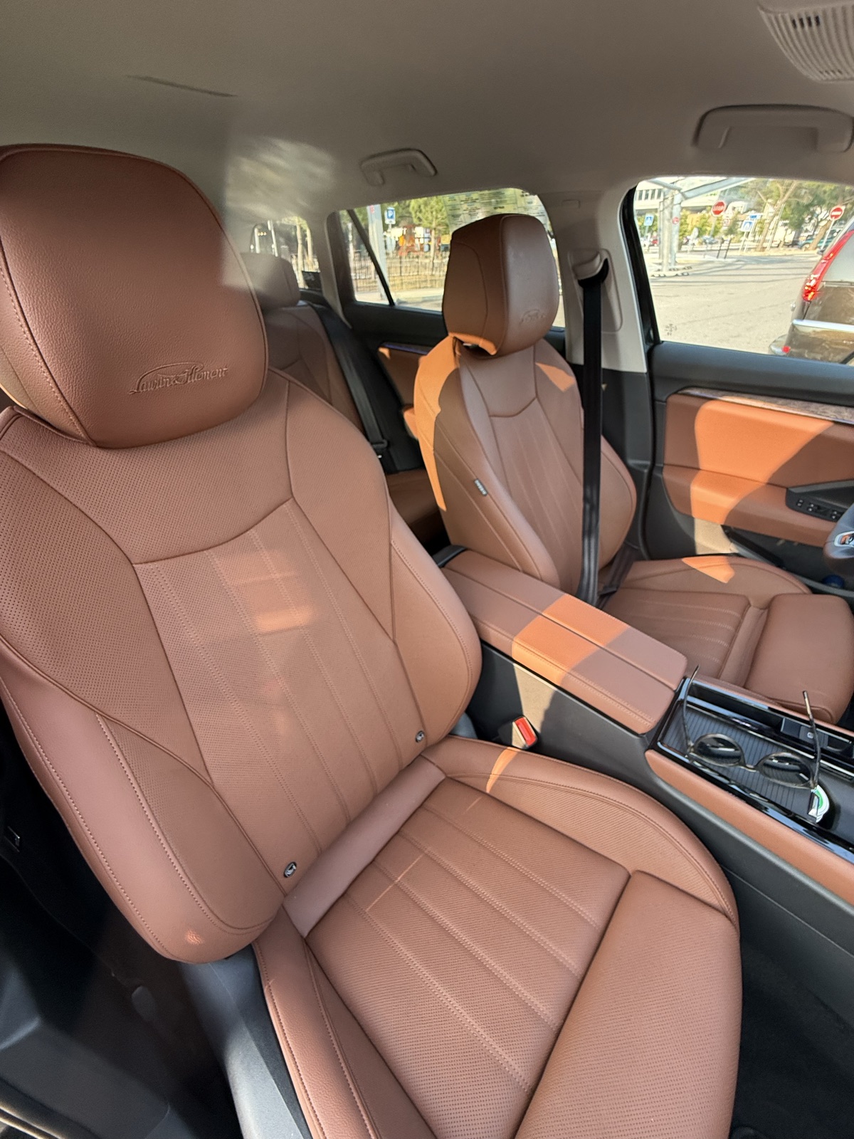 Intérieur cuir avant du véhicule de transport médical Taxi Gui à Marseille